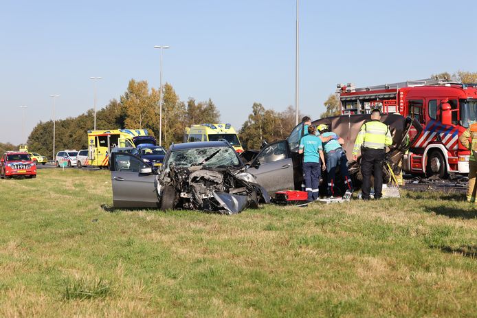 Meerdere auto's zijn zondagmiddag op de A50 op elkaar gebotst in de staart van een file wegens wegwerkzaamheden. De snelweg richting Apeldoorn ligt er vanaf Heerde gezien uit.