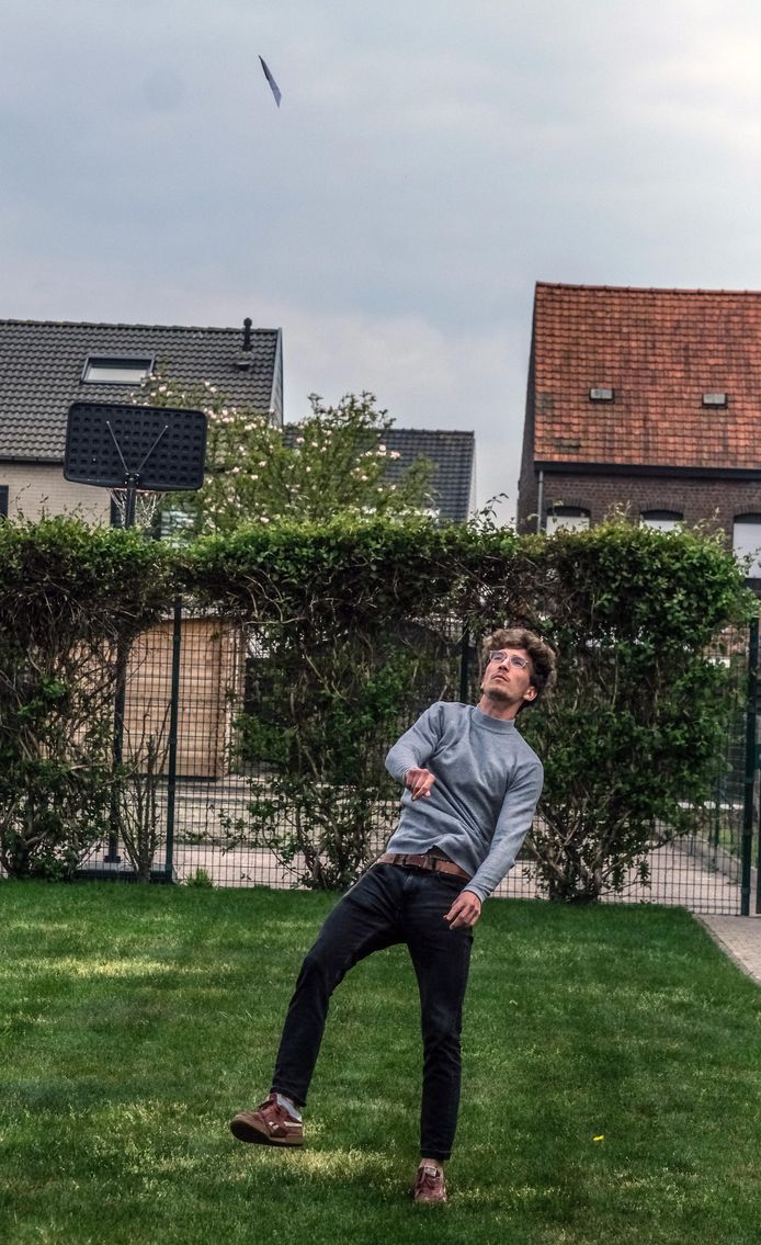 Hannes Deweer uit Deerlijk gooit het verst met een papieren vliegtuig