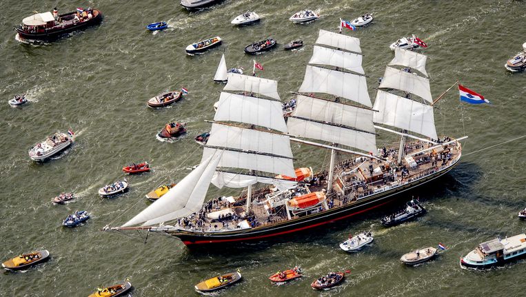 De clipper Stad Amsterdam tijdens de Sail-in. Beeld ANP