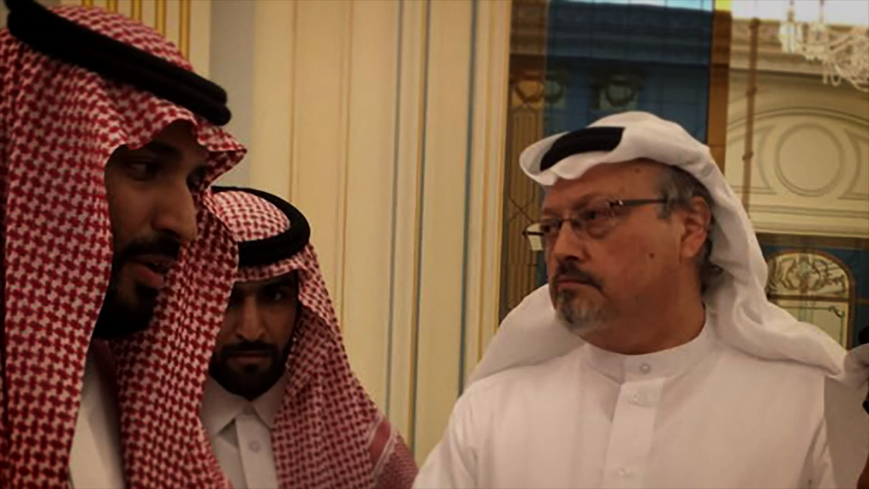 Jamal Khashoggi (rechts) met kroonprins van ­Saoedi-Arabië Mohammed bin Salman (links) in 
The Dissident.	 Beeld 
