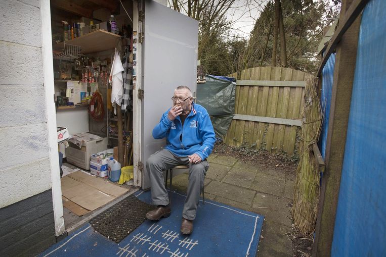 Tony bij zijn schuurtje in het steegje waar Cruijff sigaretten kwam roken. Beeld Werry Crone
