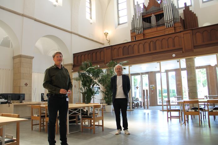 Architecten Christophe Keirsebilck en Jan Tyvaert in hun nieuwe thuisbasis. De ontwijde Sint-Jozefskerk doet nu dienst als architectenbureau en ontmoetingsruimte voor de buurt.