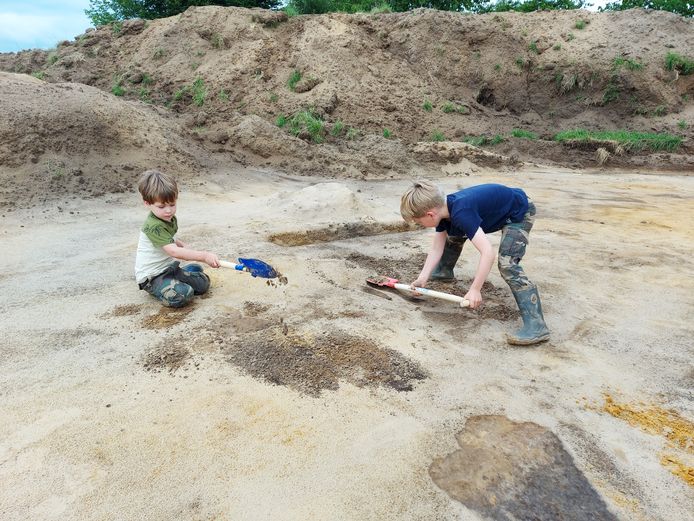 Kinderen uit alle hoeken van het land steken een schop in het zand tijdens de Meegraafdag.