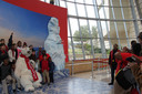Schoolkinderen poseren met de ijsbeer in the World of Coca-Cola in Atlanta.