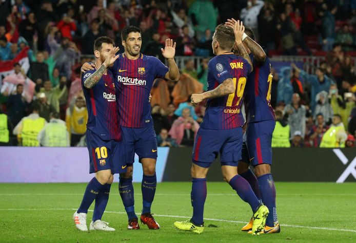 De spelers van Barcelona vieren een van de goals tegen Olympiakos in de Champions League.
