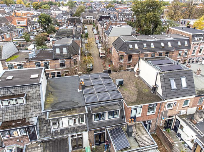 Zonnepanelen op een oud huis in de Zwolse wijk Assendorp.