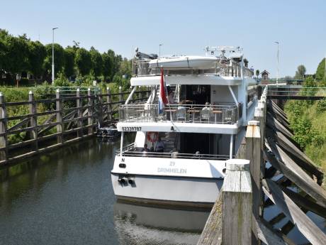 Grote rondvaartboot uren vast tussen de sluisdeuren van Andel