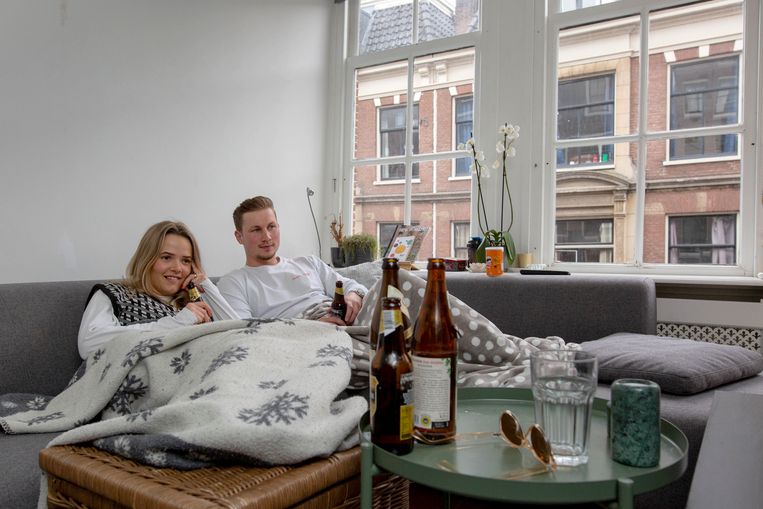 Ira Boevink en Twan Wolke wonen met z'n vieren in een studentenhuis, waar de thermosstaat een groot raadsel is. Beeld Maartje Geels