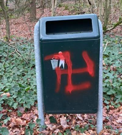 Bekladdingen met graffiti in Bospark Bakel: hakenkruis op prullenbak
