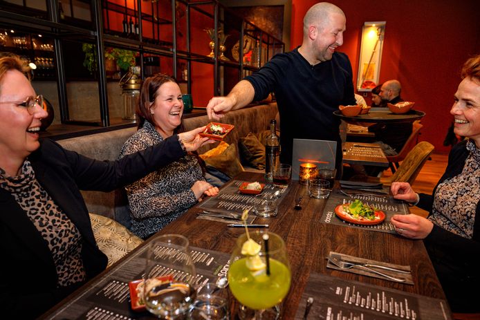 Het is een vrolijke boel als de gastheer in Donato's de gerechtjes serveert.