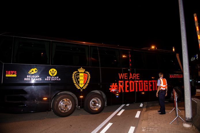 De bus van de Rode Duivels arriveert op Brussels Airport, nadat de Rode Duivels rond half twee deze nacht geland zijn.