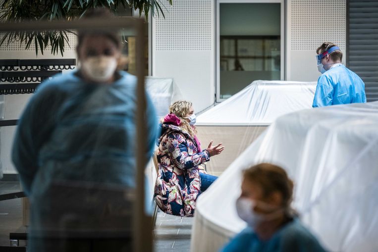 Een corona-polikliniek bij het Universitair Medisch Centrum Groningen (UMCG), bedoeld voor patiënten van het ziekenhuis met luchtwegklachten. Bij vermoeden van coronabesmetting gaan zij naar de tijdelijke poli. Beeld ANP
