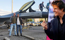 Nederlanders Ricardo en Stephan voor het F-16-vliegtuig op de parking van Kinepolis.