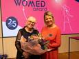 Sophie Vangheel (links) kreeg de Lifetime Achievement Award uit handen van Gudrun Verschuere, algemeen voorzitter van Vrouwennet vzw.