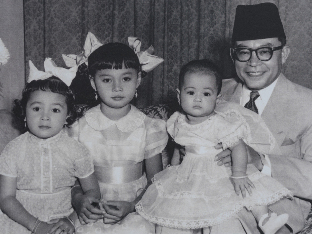 Muhammad Hatta dan putri-putrinya.  Foto oleh Nikola Drakulic