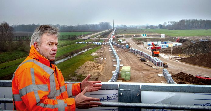 Herman van der Linde, directeur van Nederzand, geeft uitleg bij het zandwinproject Geertjesgolf in Winssen.