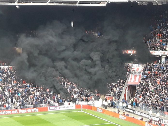 Rookwolken in het Philips Stadion tijdens wedstrijd PSV-Ajax op 23 april 2017.