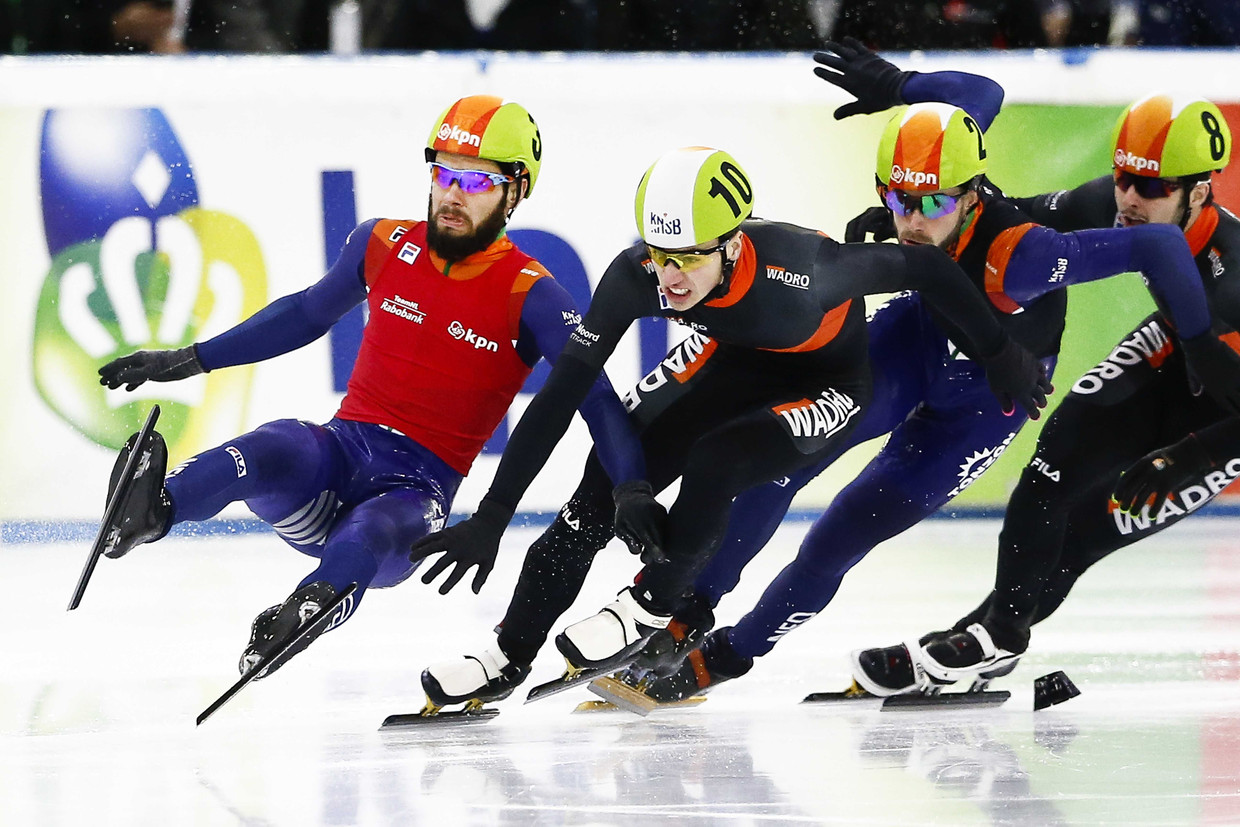  Sjinkie Knegt komt deze maand in de laatste bocht van de 500 meter finale ten val in duel met Jasper Brunsmann en Daan Breeuwsma  (in 3e positie) op het NK shorttrack in Thialf.  Beeld ANP