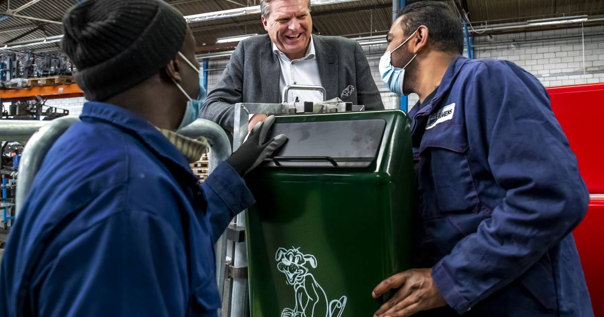 Kind Ongelofelijk Schaar Dit is het verhaal van de beroemdste afvalbak van Nederland: 'Maar zelfs  mijn buren weten niet dat het ontwerp van mij komt' | Utrecht | AD.nl
