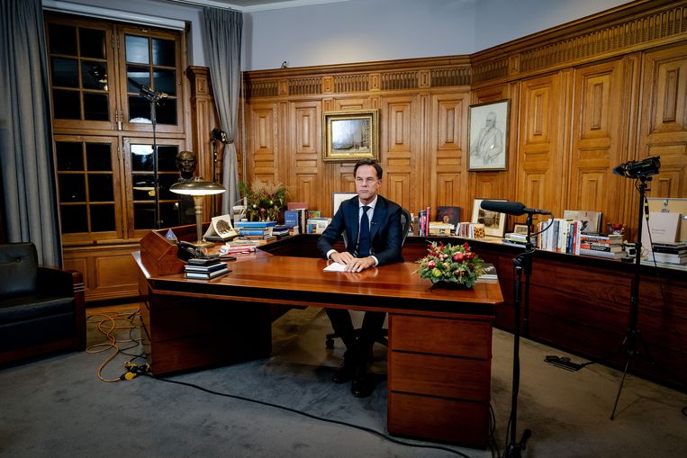 Hoe vaak luistert Mark Rutte in het Torentje naar de cd met werken van Mozart die pianiste Daria van den Bercken achter hem ziet staan tijdens toespraken? Beeld ANP