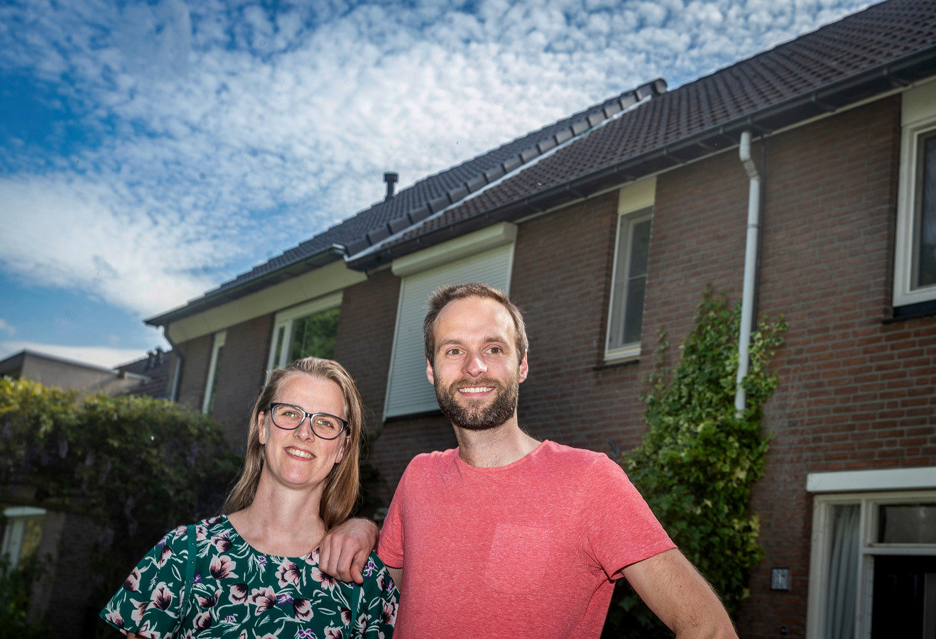 Nicky de Jonge en Paul Janssen uit Eindhoven hebben hun dak aan de buitenkant laten isoleren. Dat bleek lastiger dan gedacht omdat de gemeente niet mee wilde werken.