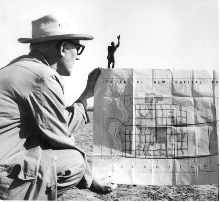 Le Corbusier met zijn plan van Chandiragh.  Beeld Fondation Le Corbusier