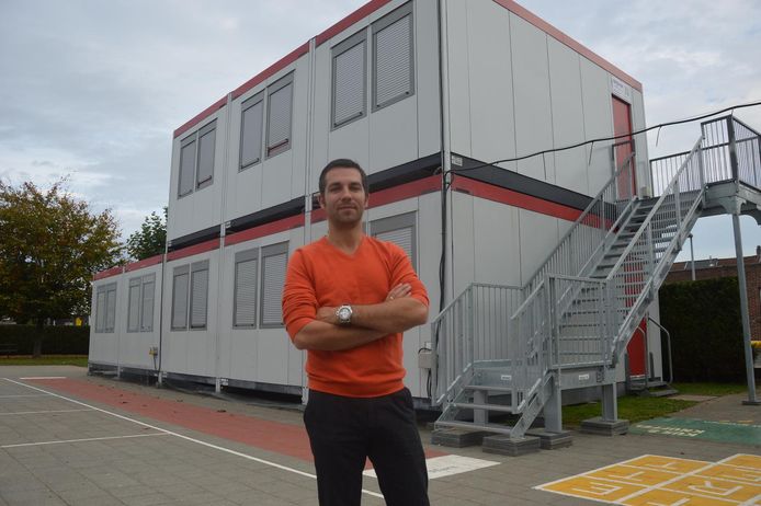Directeur Joeri Van den Driessche bij de containerklassen van De Letttertuin.