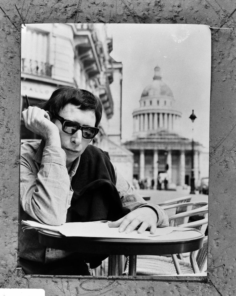 Couturier Max Heymans op een terras in Parijs in 1966.  Beeld Fotocollectie Anefo