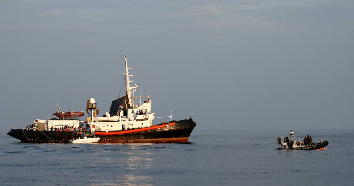 Penjaga Pantai Italia menanggapi 1.300 penumpang kapal |  di luar