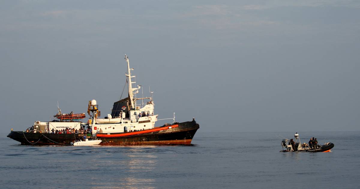 Italian Coast Guard responds to 1,300 boat passengers |  outside