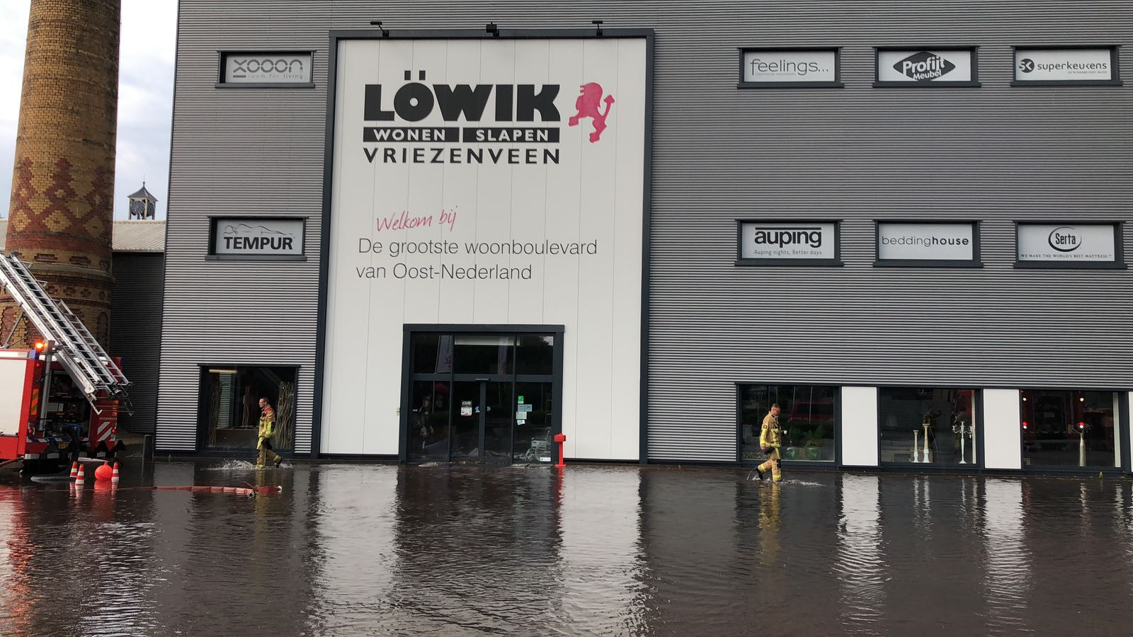 Herhaal kraai Om toevlucht te zoeken Dak stort in bij Löwik in Vriezenveen | Foto | tubantia.nl
