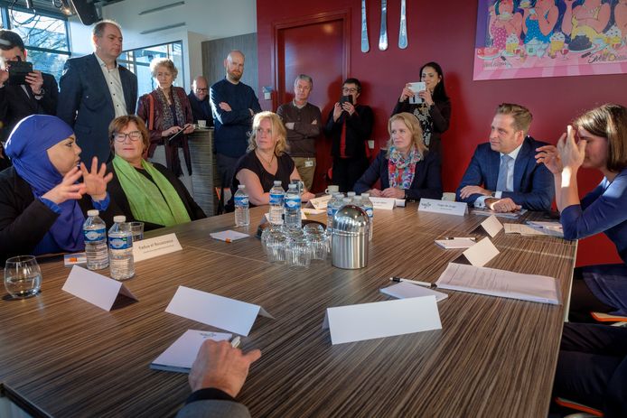 Hugo de Jonge in discussie met Schiedamse zorgverleners. Links van hem luistert wethouder Patricia van Aaken mee.
