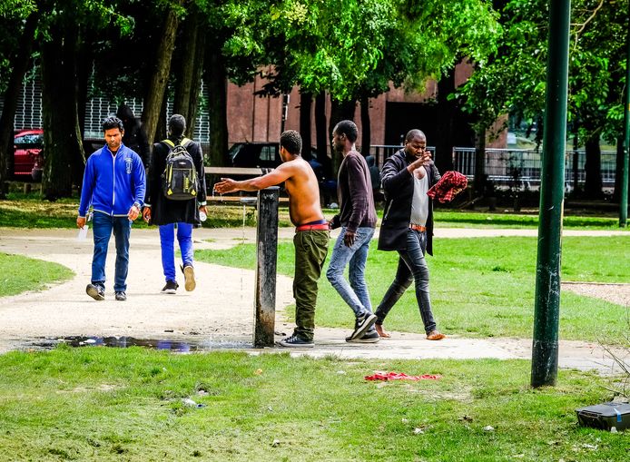 Vluchtelingen in het Maximiliaanpark te Brussel (archiefbeeld)