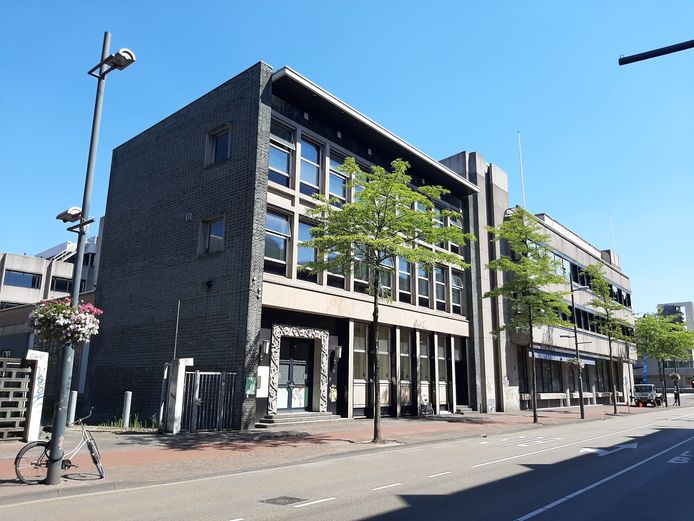 De voormalige Van Mierlo-bank aan de Wal 15 in Eindhoven, later onderdeel van de ABN-Amro op de hoek Stadhuisplein. De gevel van dit pand blijft bewaard in de nieuwbouw.