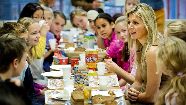 Prinses Maxima ontbijt met kinderen van basisschool De Zonnewijzer tijdens het Nationaal Schoolontbijt. Beeld anp