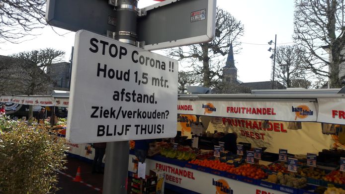Een waarschuwingsbord bij de Wijchense weekmarkt.
