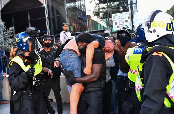 De iconische foto: Patrick Hutchinson draagt de onwel geworden tegendemonstrant weg om hem in veiligheid te brengen.