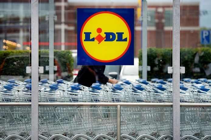 Boodschappenkarren van supermarkt Lidl.