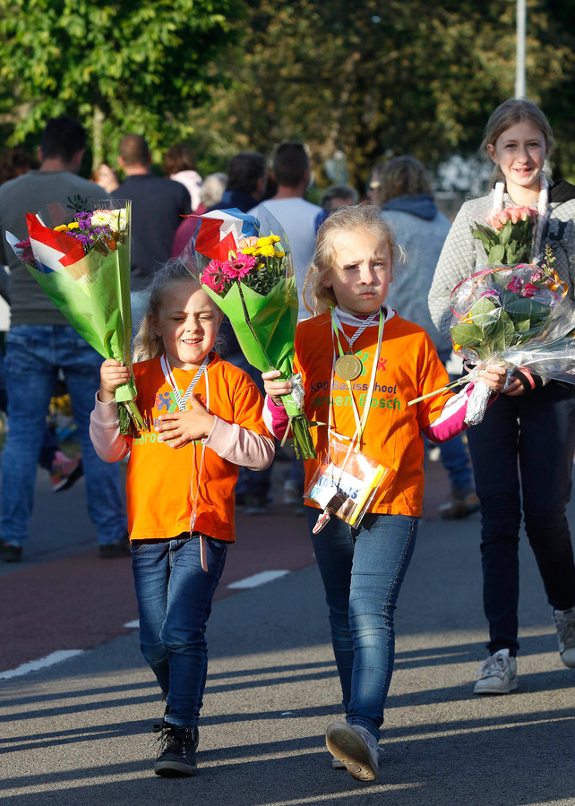 Feestelijke intocht avondvierdaagse in Roosendaal, in de op achtergrond is moeder trots op haar meiden. foto : Gerard van Offeren/Pix4Profs