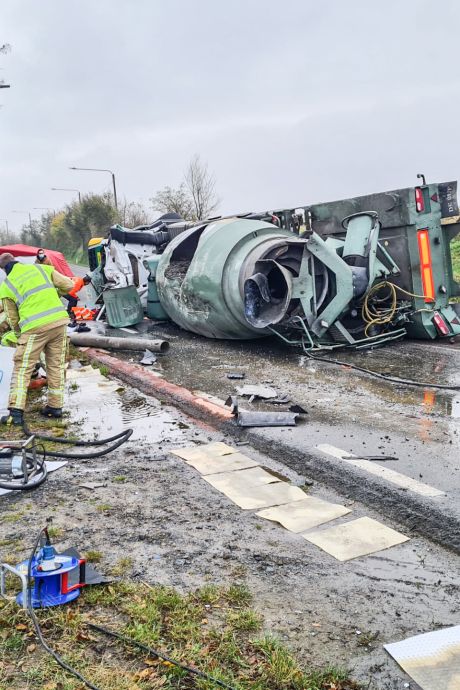 Un camion se renverse sur l’autoroute à Audenarde, le chauffeur perd la vie