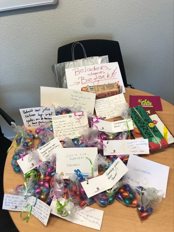 Stapels bedankkaartjes en paaseitjes voor de helden van de vuilnisophaaldiensten in deze moeilijke corona tijd.