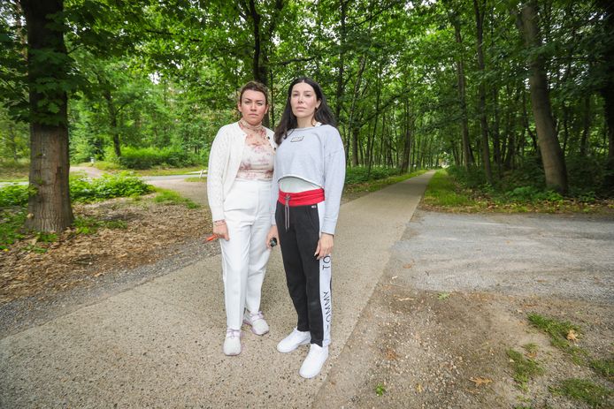 Hatice en zus Ayet Kör op de plaats waar het ongeval gebeurde.