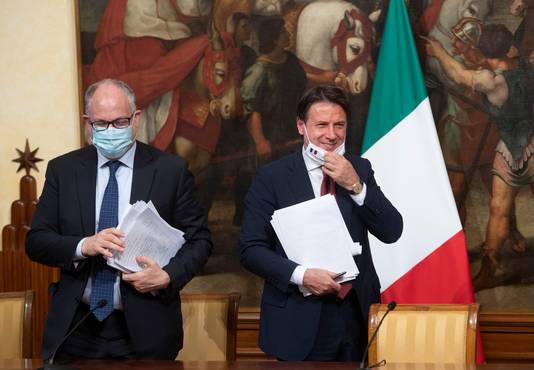 De Italiaanse premier Giuseppe Conte (rechts) en de minister van Economie, Roberto Gualtieri (07/08/2020)