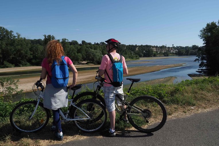 Fietsers bij de Loire nabij de Franse stad Tours. Actieve vakanties leveren een sneller herstel op dan passieve vakanties. Beeld AFP