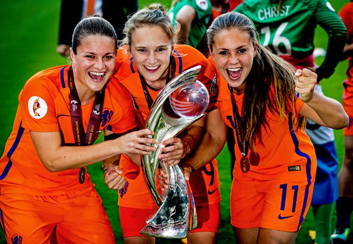 De Oranjeleeuwinnen vieren de Europese titel