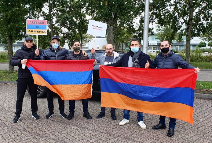 Na afloop van de demonstratie bij de grensovergang, tonen enkele Armeense actievoerders op de parkeerplaats bij Hazeldonk de Armeense vlag.