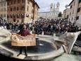 Een van de activisten vandaag in de fontein in Rome.