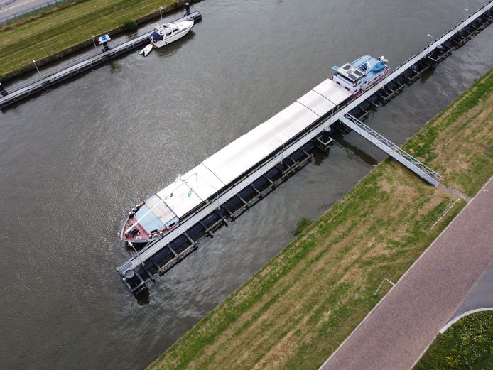 Gifschip Imatra ligt voor anker in het Zwolle-IJselkanaal nadat gebleken is dat de lading graan een te hoog gehalte fosfine bevat.