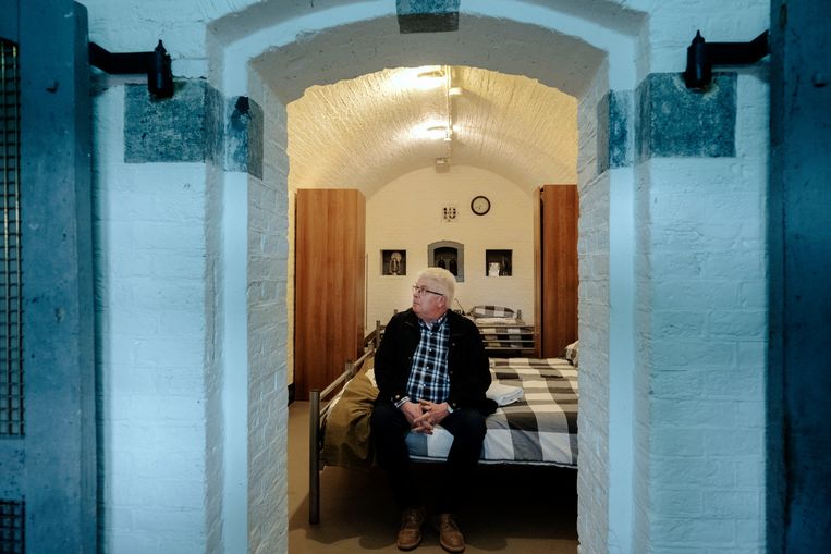 Martin van Drunen in de slaapzaal in fort Bakkerskil, waar zijn moeder zat opgesloten. Beeld Merlin Daleman