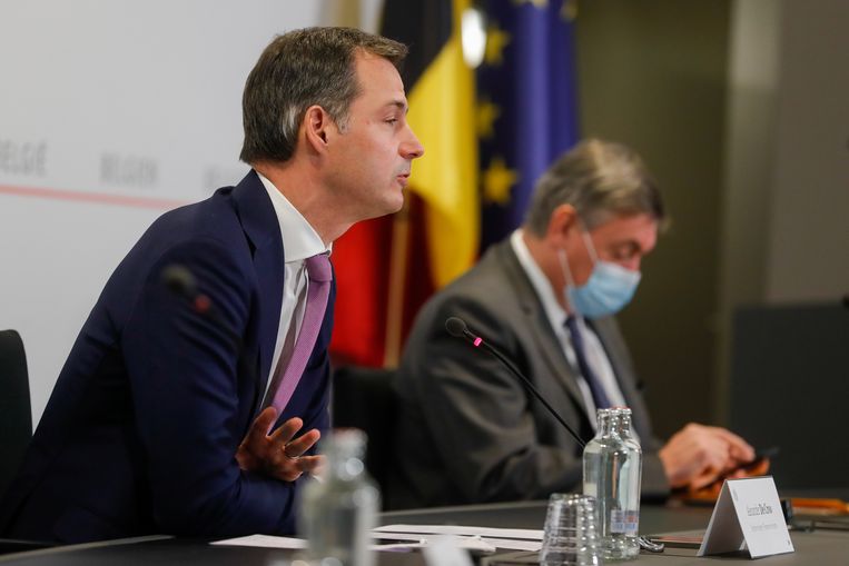 De Vlaamse minister-president verwachtte dat hoogstens de evenementen niet langer konden doorgaan, maar zijn voorstel mondde uit in veel steviger maatregelen. Beeld EPA